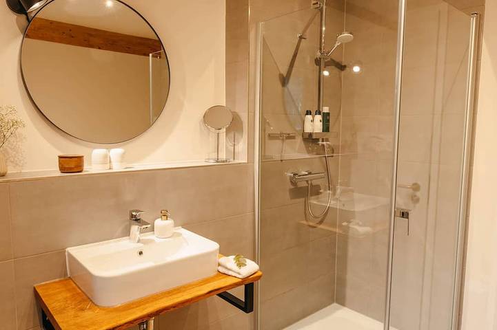 Ganze Wohnung, Ferienwohnung mitten im Wald am Ratzeburger Küchensee und Terrasse(5*Sterne Dtv) in Ratzeburg, Ratzeburger See