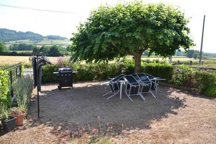 Gîte pour 4 personnes, avec Terrasse ainsi que Jardin et Vue dans le Parc naturel régional du Morvan