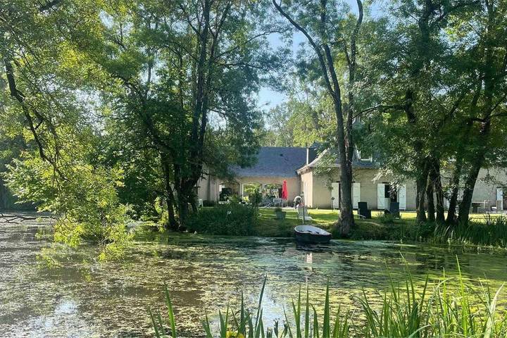 Location de vacances pour 3 personnes, avec terrasse et jardin à Bécon-les-Granits
