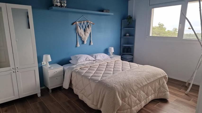 Apartamento para 4 personas, con vistas además de piscina y jardín, Se admiten mascotas en Canyelles (Barcelona)