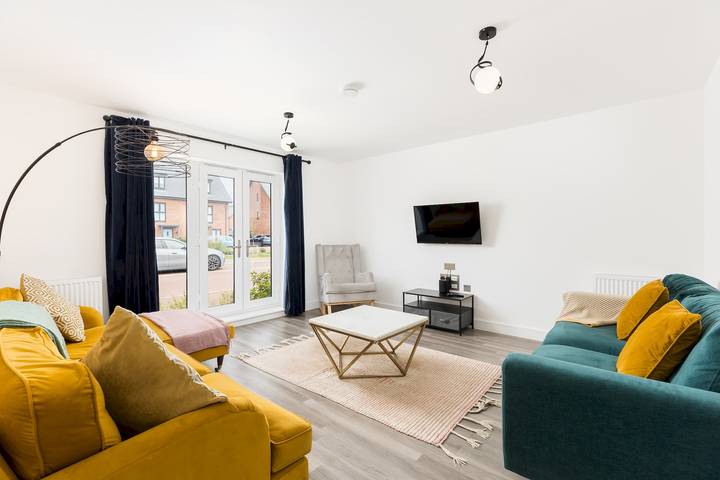 Spacious, Family Home Near Warwick Castle & L Spa - Pass the Keys in Warwick, Warwickshire