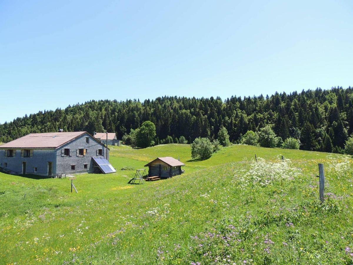 Appartement entier, One-Bedroom Apartment with Garden View in La Pesse, Parc naturel régional du Haut-Jura