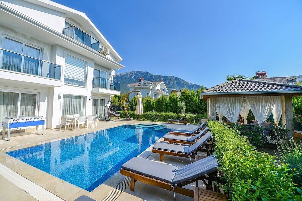 Luxury 3 bedroom city villas in oludeniz for rent with private pool and garden in Fethiye, Muğla Province