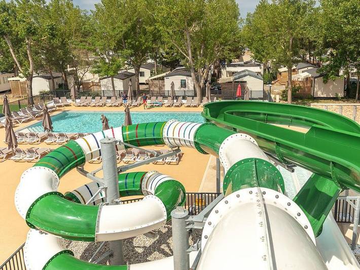 Camping pour 4 personnes, avec Terrasse ainsi que Bassin pour enfant et Piscine