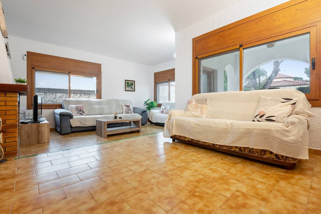 Villa 'Masia Llacuna' con piscina privada, terraza privada y Wi-Fi in Les Tres Cales, Tierras del Ebro