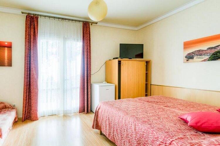 Ganze Wohnung, Guest House Villa Nina- Comfort Triple Room with Balcony and Sea View (S1 - crvena) in Općina Župa dubrovačka, Dubrovnik-Neretva