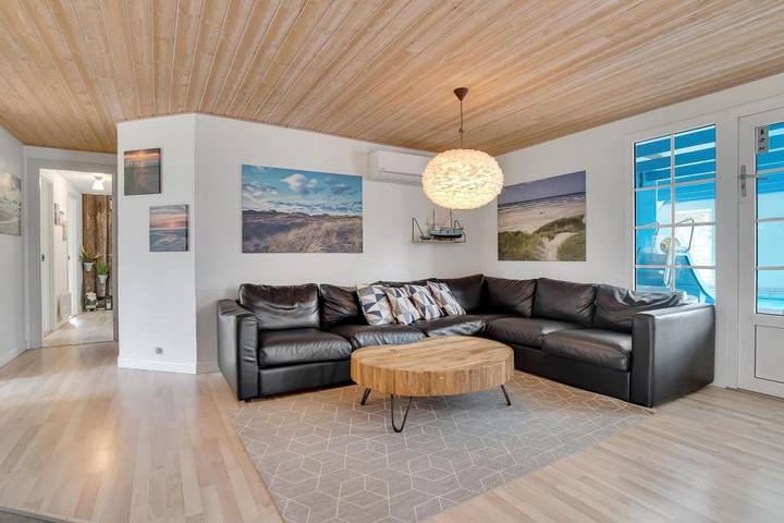 Large and modern pool house for 15 guests – and a huge playground in Vester Husby, Husby