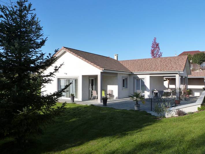 Gîte pour 8 personnes, avec terrasse ainsi que jardin et piscine à Saint-Didier-de-la-Tour
