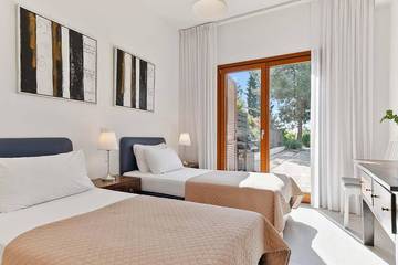 Villa for 4 People in Aphrodite Hills, South Cyprus, Photo 1