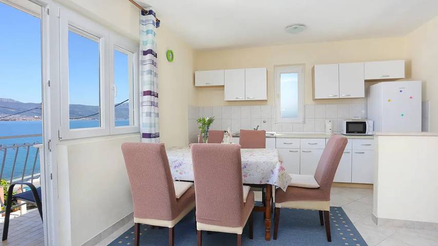Apartament wakacyjny dla 5 osób w Arbanija