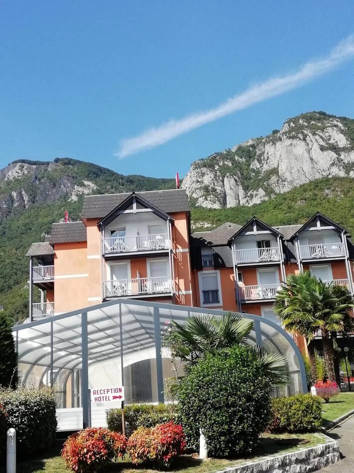 Hôtel pour 3 personnes, avec piscine ainsi que terrasse et vue, animaux acceptés à Agos-Vidalos