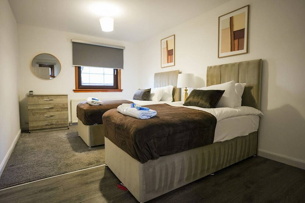 4Br House By Caledonia Luxe Stays Livingston in Livingston, West Lothian