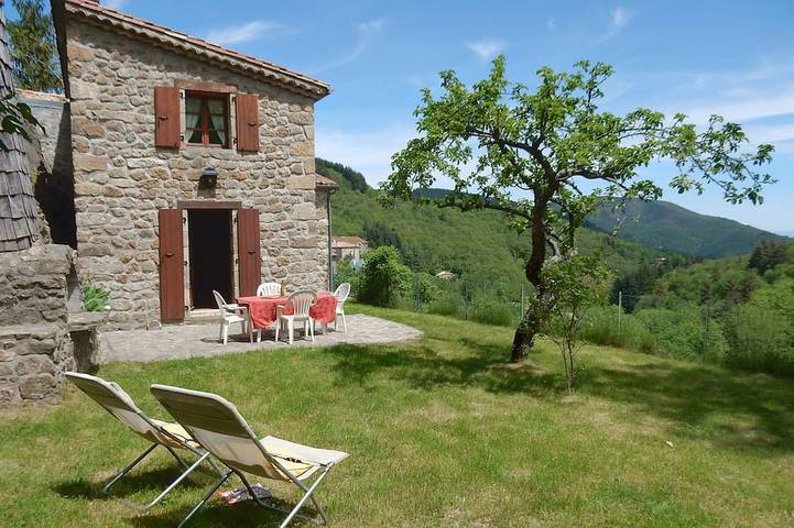 Location de vacances pour 6 personnes, avec terrasse et jardin à Saint-Julien-du-Gua