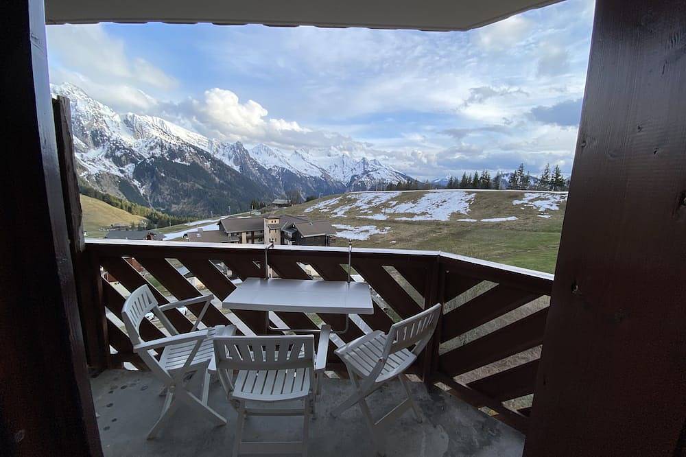 Entire apartment, South-facing mountain-view apartment with ski-in, ski-out convenience in Manigod, Annecy region