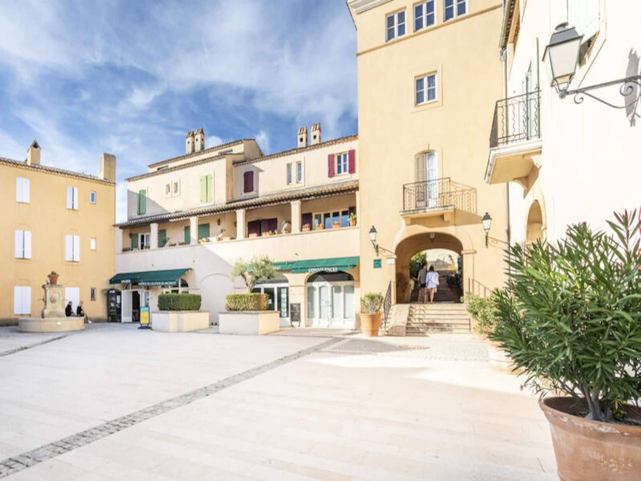 Entire apartment, House for 8 people with private garden and terrace in Mallemort, Arles region