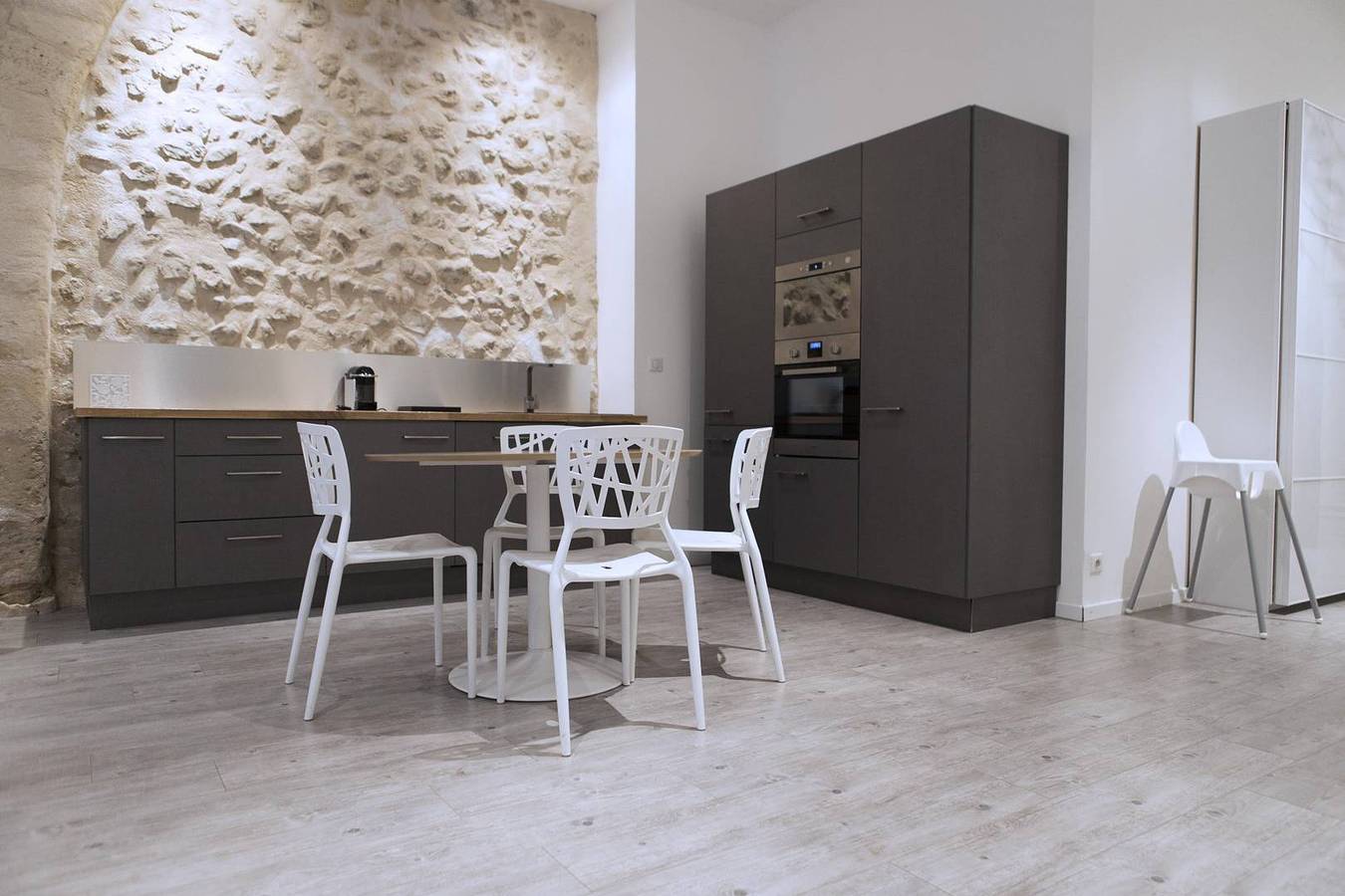 Hel semesterlägenhet, Ausone - loft moderne et confortable - terrasse et place de parking inclus in Bordeaux, Bordeaux region
