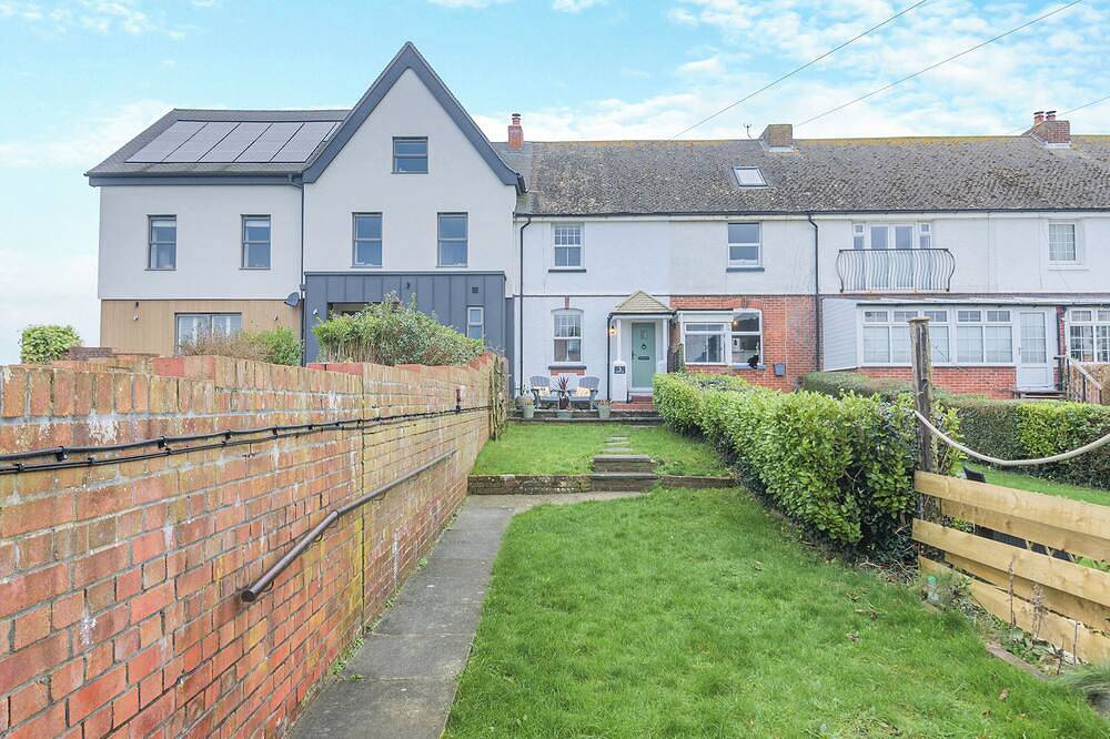 We love this cosy cottage, located just a two minute walk from the beach. in Fareham, Hampshire