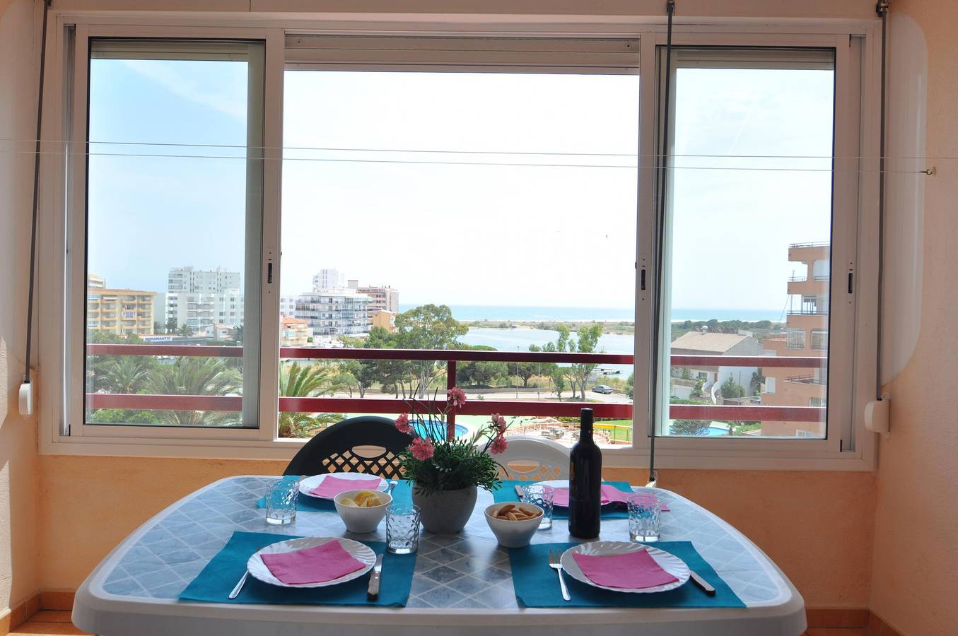 Estudio entero, ¡Estudio acogedor en Roses, Costa Brava! Capacidad para 4, terraza con vistas, piscina comunitaria. Cerca de la playa y atracciones. ¡Reserva ahora! in Santa Margarida, Roses