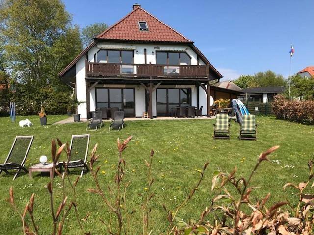Ferienwohnung für 4 Personen, mit Terrasse und Garten sowie Seeblick und Ausblick in Börgerende-Rethwisch