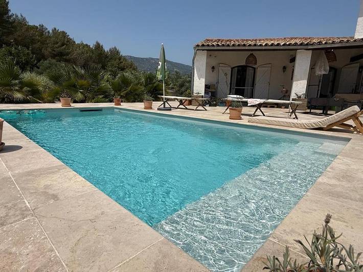 Location de vacances pour 4 personnes, avec piscine et terrasse à Contes