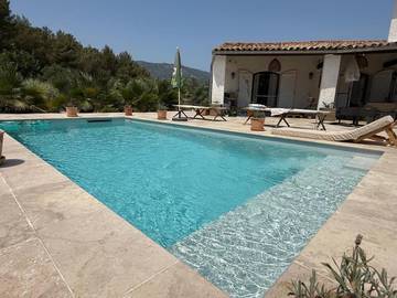 Gîte pour 4 personnes, avec terrasse et piscine à Contes