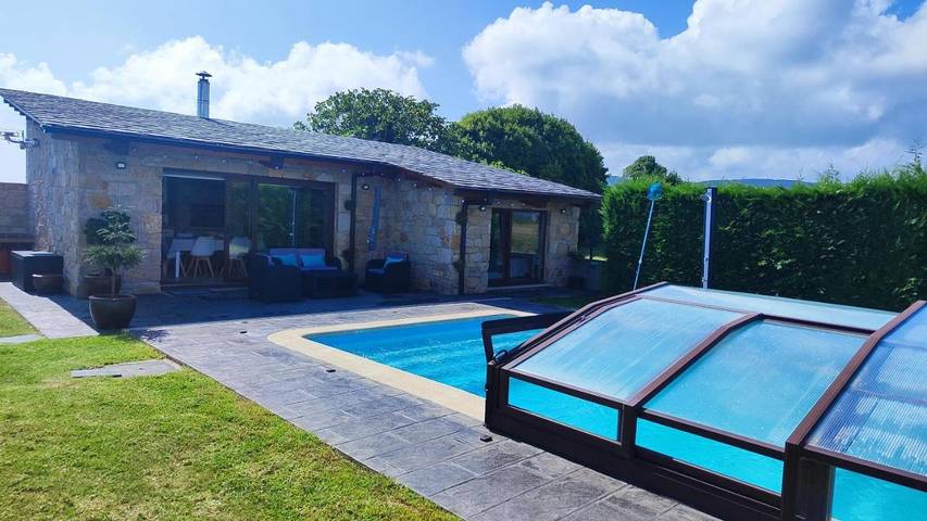 Apartamento para 4 personas, con vistas además de piscina y terraza en Foz