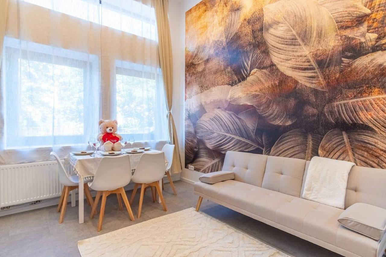 Ganze Wohnung, Large Group Apartment with 2 Bathrooms & Single Beds in Leipzig-Ost, Leipzig