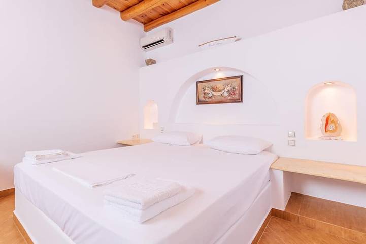 Villa dans un endroit calme avec vue sur le port de pêche, à quelques mètres de la plage de sable in Antiparos