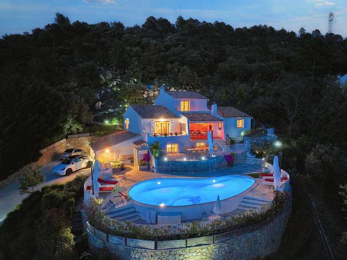Gîte pour 12 personnes, avec piscine et jacuzzi, adapté aux familles à Tourtour - 4