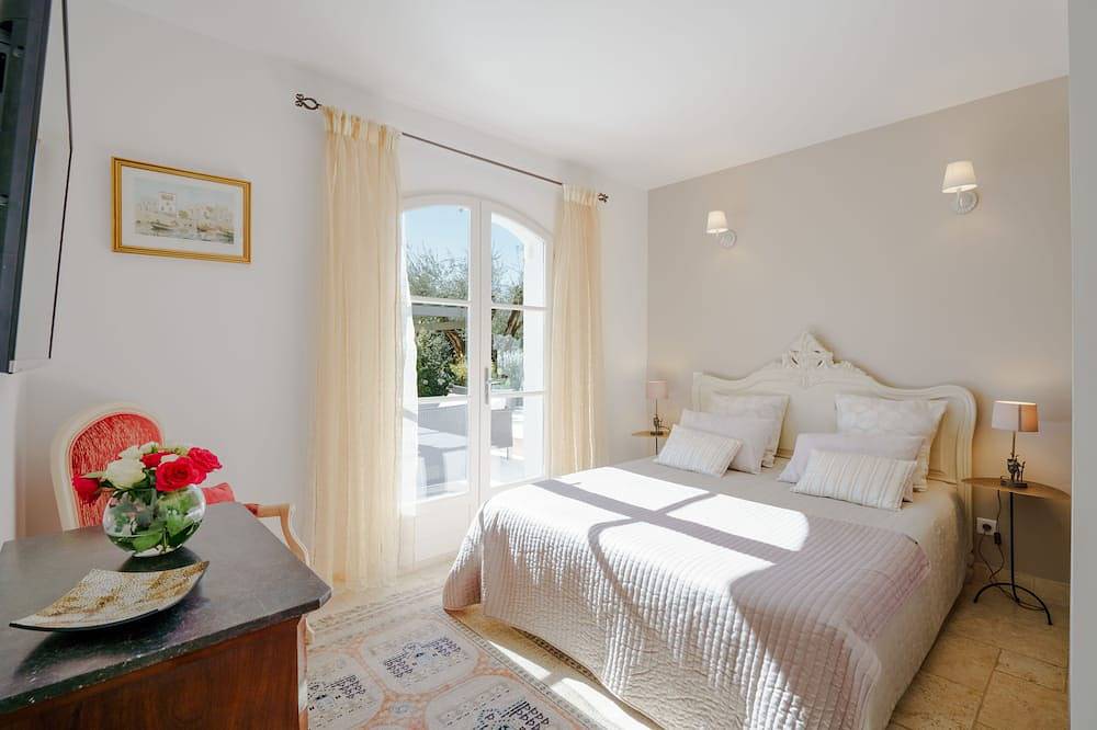 Bastide au milieu d'une oliveraie centenaire avec piscine et jacuzzi classée 5 * in Tourrettes-sur-Loup, Côte méditerranéenne (France)