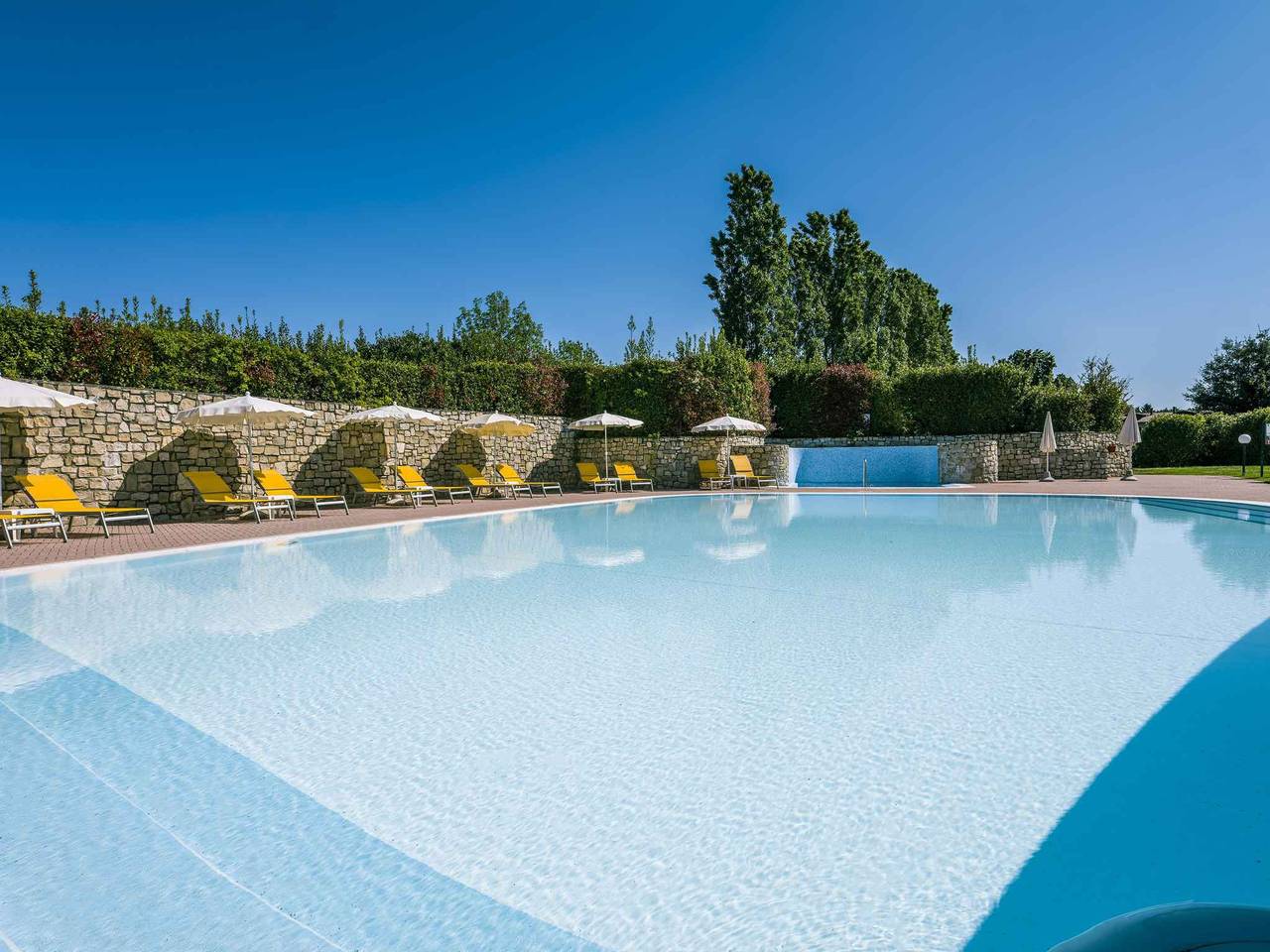 Apartamento vacacional entero, Holiday apartment mit Pool  in Castelnuovo del Garda, Montañas Garda