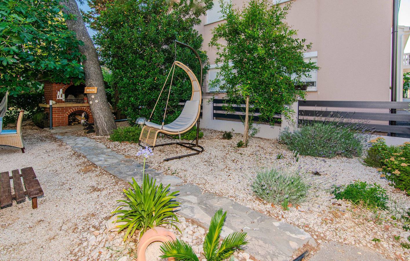 Ganze Ferienwohnung, Gemütliche Unterkunft, 1,5 km vom Strand Ždrijac entfernt: WLAN, Klimaanlage, Parkplatz und Terrasse in Nin, Zadar