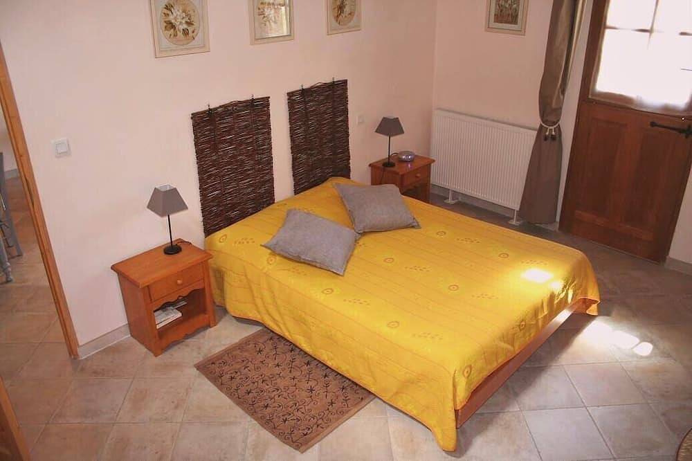 Spacious and comfortable gite for 3 people, nice outdoor space in Suzette, Vaucluse