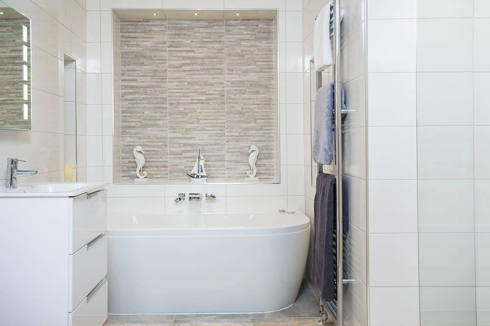 Appartement entier, Appartement de luxe - 4 personnes - Vues spectaculaires avec piscine privée et bain à remous in Torquay, Torbay