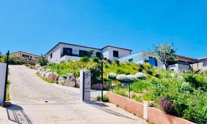 Location de vacances pour 8 personnes, avec vue ainsi que jardin et piscine à Sotta - 2