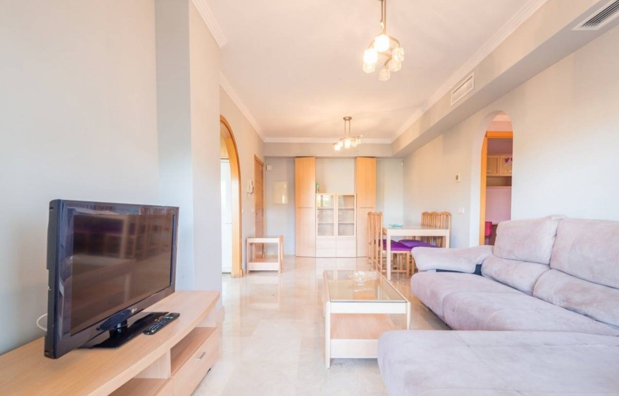 Entire apartment, Holiday Apartment with Wi-Fi, Terrace,  Shared Pool & Garden; Parking Available in Torrequebrada, Benalmádena