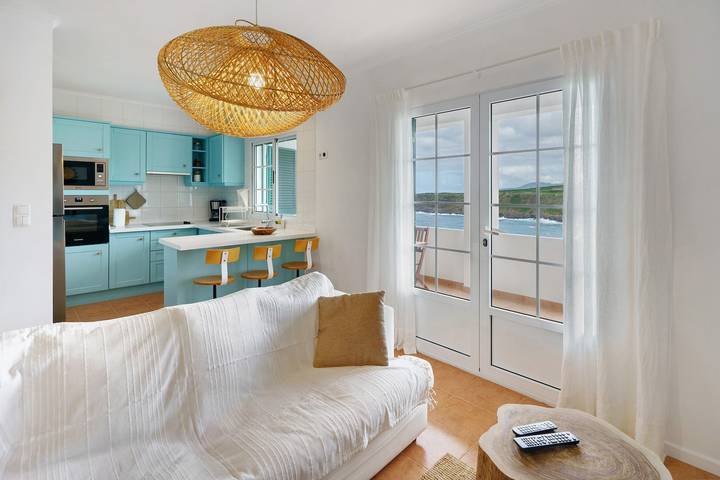 Entire apartment, Apartment 'Beach House - Mountain and Ocean' with Sea View, Balcony and Wi-Fi in São Miguel Island, Porto Formoso