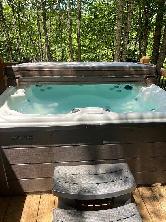 Spacious Cabin in Hocking Hills close to Caves.Hottub,Grill & 66 Acres of Hiking in Hocking Hills