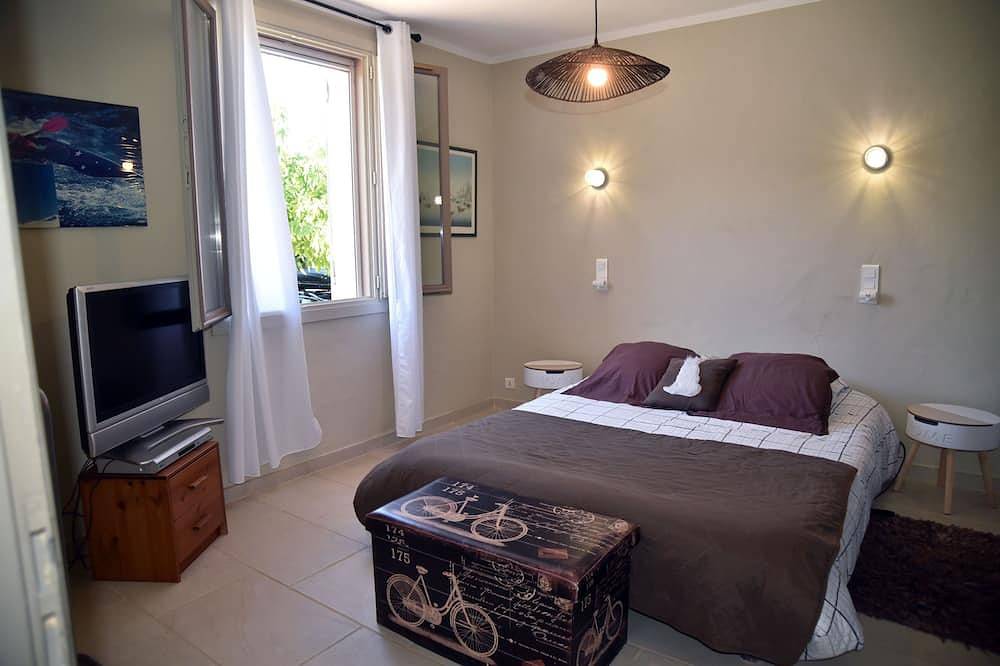 Large pretty villa 200m2, Ac, garden, swimming pool, Luberon 100 m in Maubec, Regionaler Naturpark Luberon