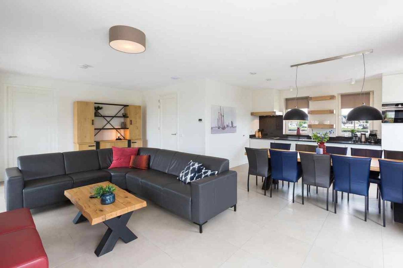 Luxusvilla für 10 Personen mit Sauna und Außen Spa am Tjeukemeer in Friesland in Delfstrahuizen, Friesland