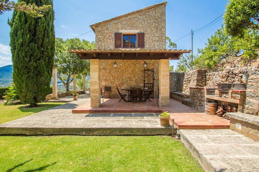 Lovely home in Puigpunyent with private swimming pool, can be inside or outside in Puigpunyent, Mallorca Westen