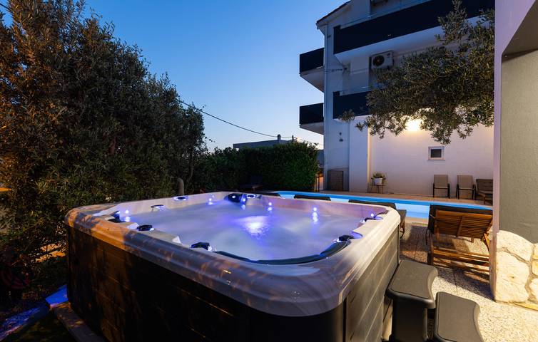 Amplio apartamento de 2 dormitorios con piscina, wifi y a solo 900 m de la playa in Grljevac (Podstrana), Podstrana