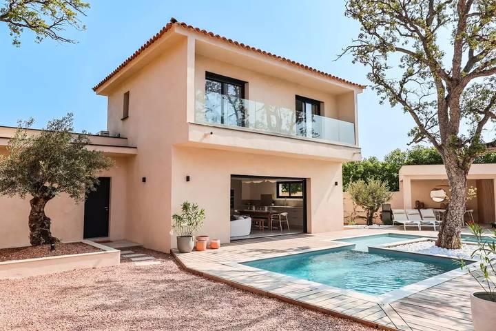 Location de vacances pour 10 personnes, avec piscine et jardin dans Sainte-Lucie de Porto-Vecchio