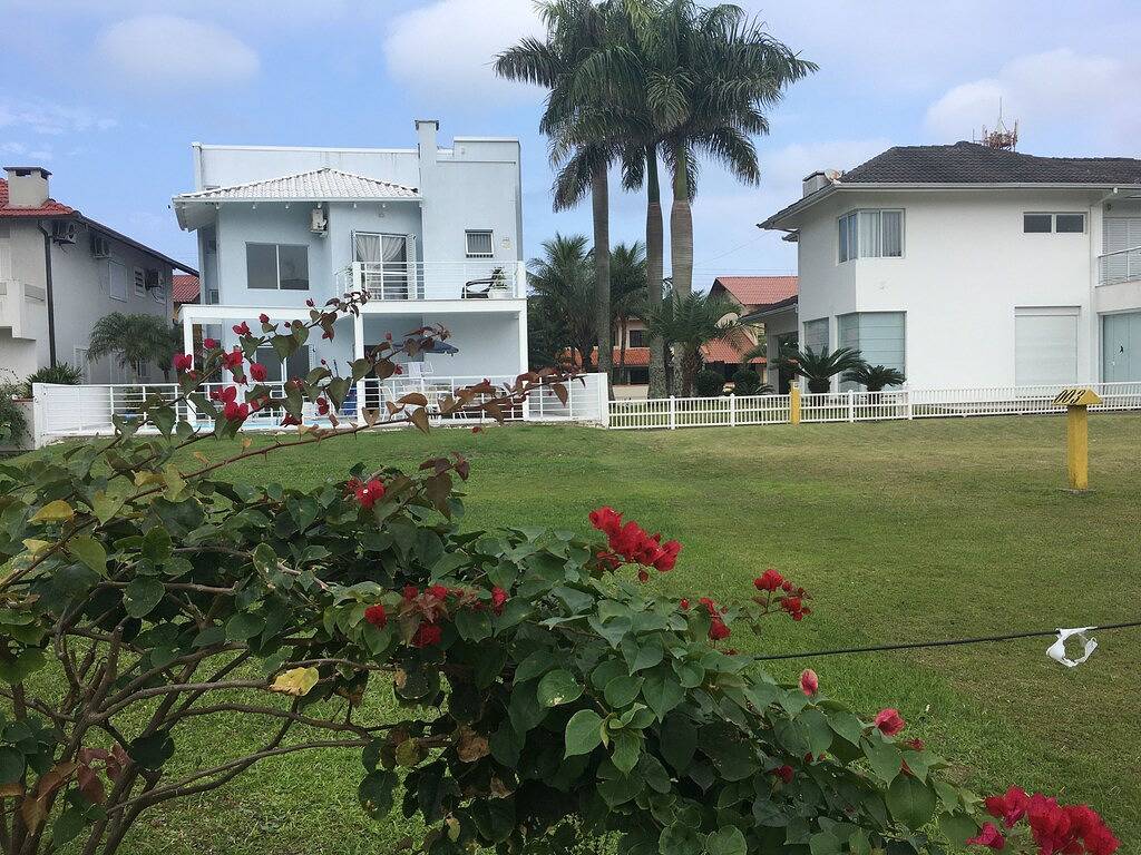 House with swimming pool on the seafront. Air conditioning and Tv in all rooms. in São Francisco do Sul, Baía da Babitonga