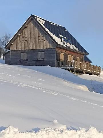 Maison de campagne pour 10 personnes, avec vue et jardin, adapté aux familles à Chastreix