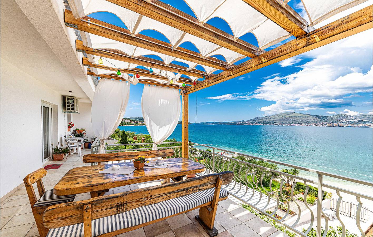 Ganze Ferienwohnung, Ferienwohnung für 6 Personen mit Terrasse in Okrug Gornji, Ciovo