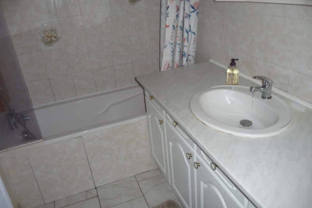 Appartement entier, Havre de paix aux portes de Lyon, Clim, Piscine, Terrasse, in Taluyers, Lyon et ses environs