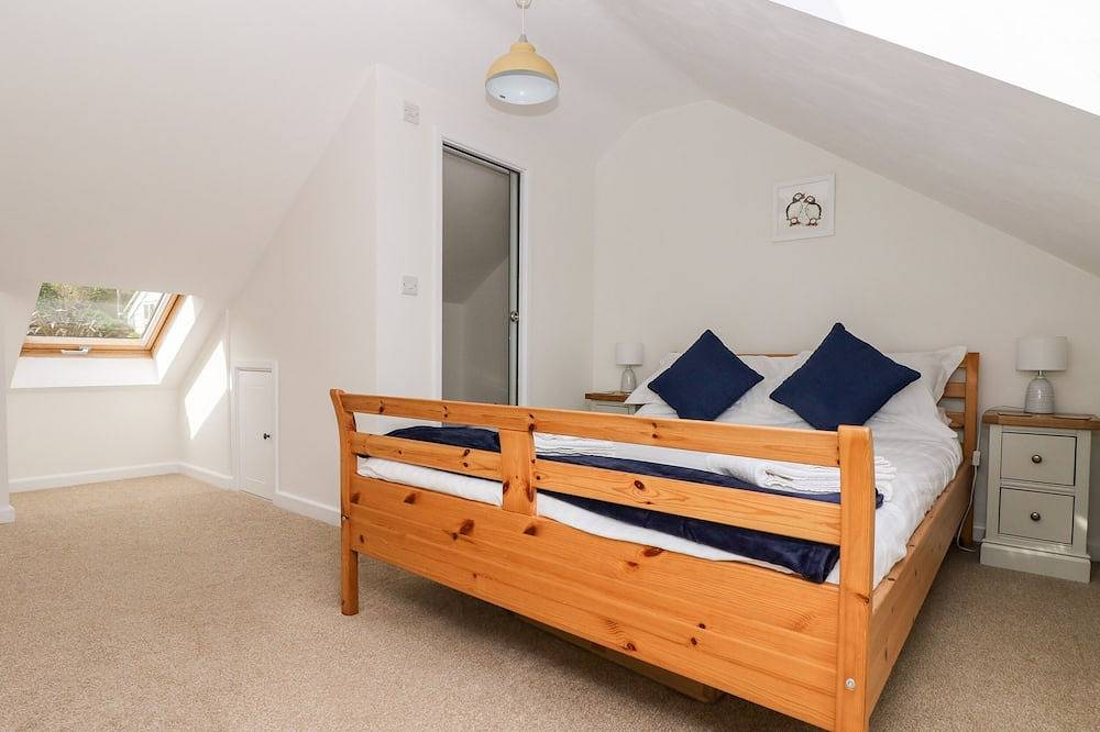 Pilchard Cottage, pet friendly, with a garden in Sennen Cove in Sennen, Cornwall