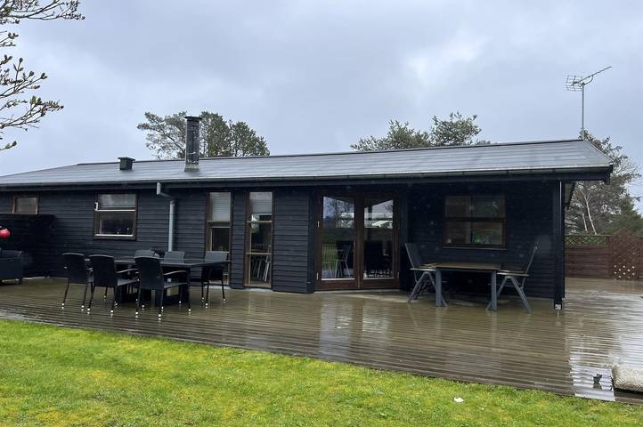 Ferieudlejning for 6 personer, med terrasse og have i Lyngså