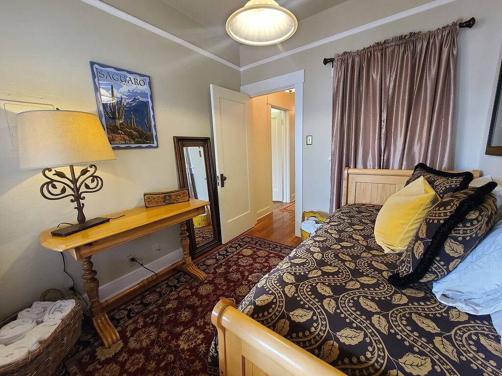 Wildblumen blühen von ~ 1920 Sam Hughes Casita ~ Villa Blanca Mariposa in Tucson, Pima County